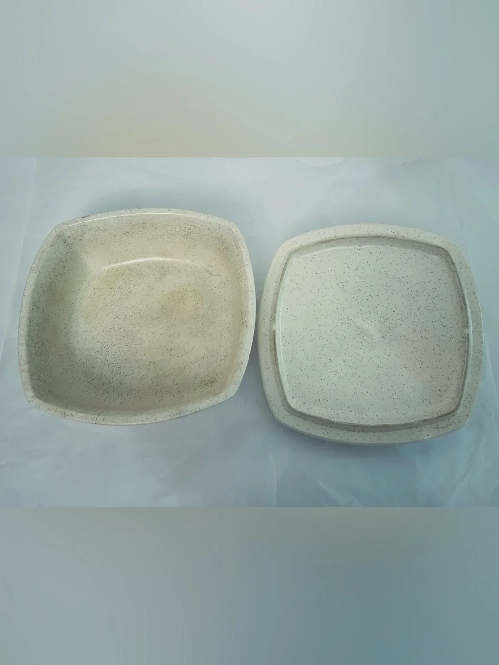 Vintage MCM Speckled Ceramic Covered Casserole‎ Dish in Off-White